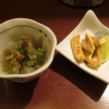 菅乃屋御膳の煮物と揚物です。