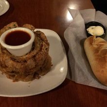 クーポンでサービスのオニオンリング。パンも美味しいです。