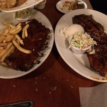 スペアリブを２種類注文。ソースの味と肉の柔らかさが違いました