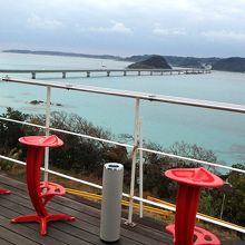 テラスからの角島大橋。できれば灰皿は撤去してほしいところ。