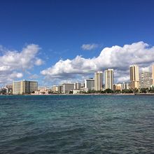 海に突き出した突堤からの眺め。