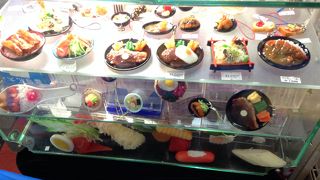 ネオンや食品サンプルが可愛らしいです!!