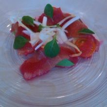 前菜のマグロのカルパッチョ、ソースが美味しいかった