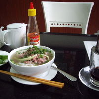無料の朝食、フォーとコーヒーおいしかったです。