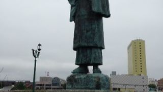 港文館の前に建つ