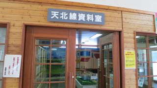 栄華をしのびつつ発車を待つ