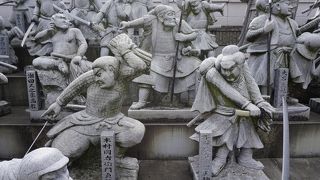 ダイナミックな赤穂義士の石像