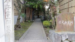 ビルに囲まれた墓所。