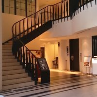 まずこの階段が迎えてくれます