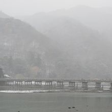 雪にけむる嵐山。