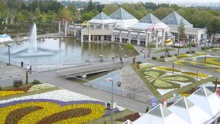 広大な敷地に豊富な花々