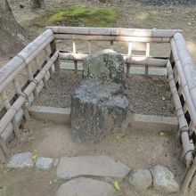 石椅子。座るとご利益があるそう。