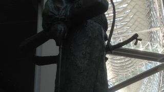 太田道灌の像が見守るイベント会場です。