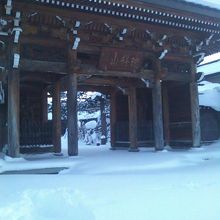 除雪されていない積雪期の山門付近の様子