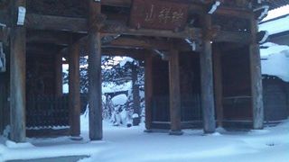 冬季は山門が全く除雪されていませんでした