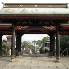 中門（ちゅうもん）の眺めです。