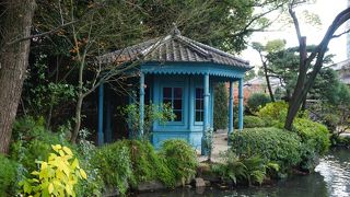 大池の傍らにライトブルーの小さな洋風建物