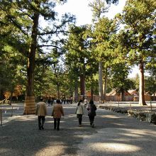 右手奥が正宮、右手前が元正宮があった所。