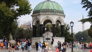 ドーム天井の内側には…