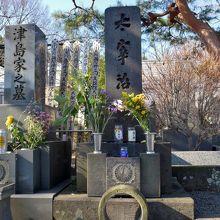 太宰の墓石