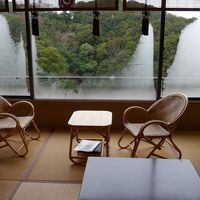 畳の上にテーブルとイスがあります。これを含めて10畳です