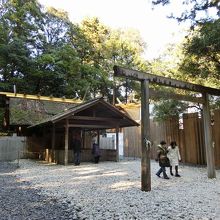 すぐ隣に新しいお宮が建築中でした。