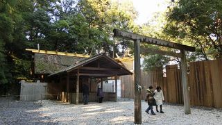 土地の神様を祀っている