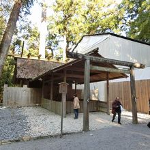 新しい社殿は覆われていて見えず。