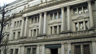 壮麗な３階建て石造りの日本銀行本館