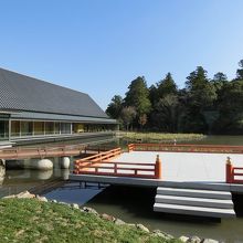 左の建物がせんぐう館。