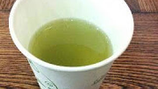 ここは、席があって、 暖かくて、 Free Wifiがあり、しかも超高速。 無料のお茶。