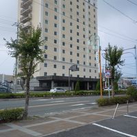 常滑駅を出たらすぐ見に飛び込んでくるのがAU常滑ホテルだよ。