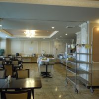 レストラン部分。　ここでビュッフェスタイルの少食を取る。