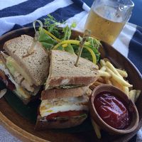 プールサイドで頼んだクラブサンド