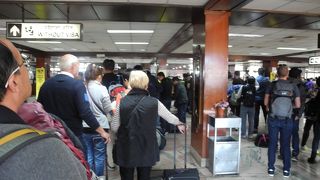 相変わらず長蛇の列