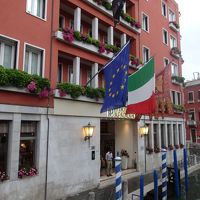 小さい運河に面しています