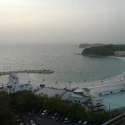 名前のとおり白い浜