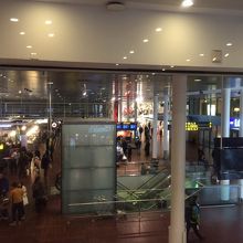 右側にSASラウンジ