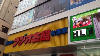 休日には若者で賑わう若者のためのモール。