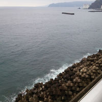 部屋の真下はもう海です。波の音が凄い…