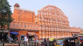 旧市街にあるピンク色の有名な建物