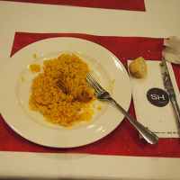 パエリア。私の皿にはゲソが少しだけ。ホチのためほとんど残しま