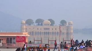 広い池に浮かんでいるような宮殿