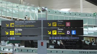 オープンエアーの喫煙スペースがあります。