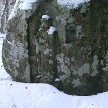 石仏などが参道沿いに点在しています