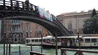 ドルソドゥーロ地区に行く途中の橋。橋の手すりにあるのは…