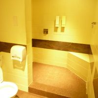 トイレ・シャワーは併設のジムのものを利用