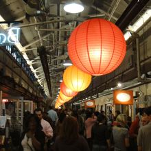 日本でもお馴染みのロゴでお店は見つかります