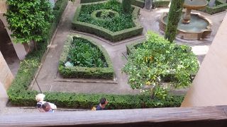 ナスル朝宮殿内の中庭庭園