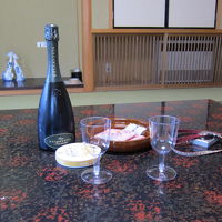 お酒は持参です。部屋は広くて快適